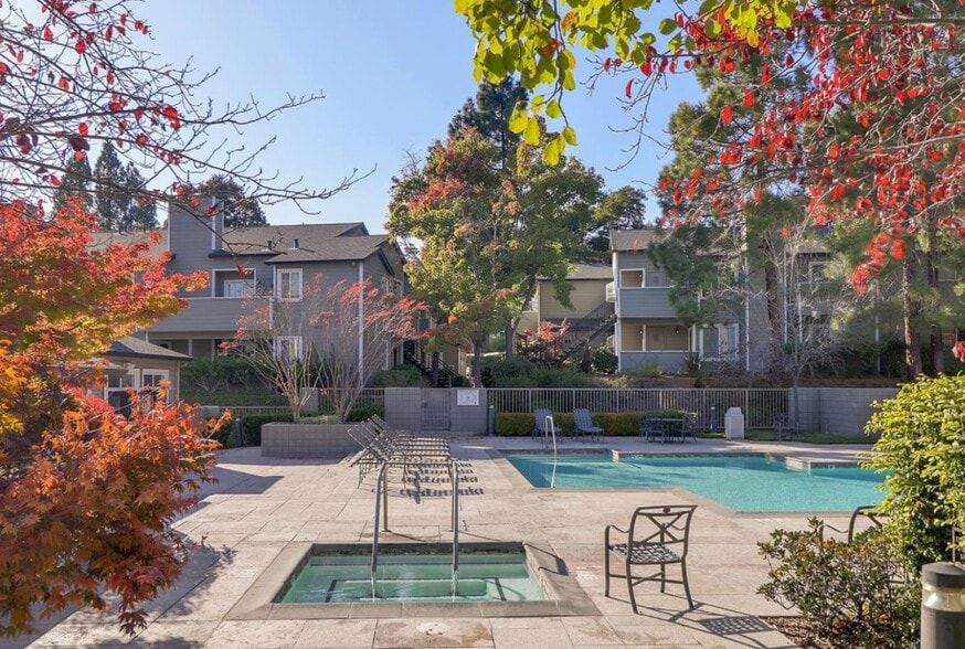 Building Photo - 520 Canyon Oaks Dr