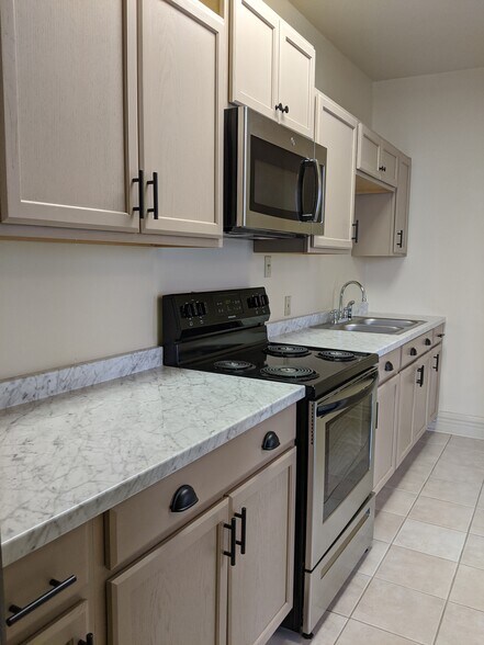 Building Photo - 412 Main St