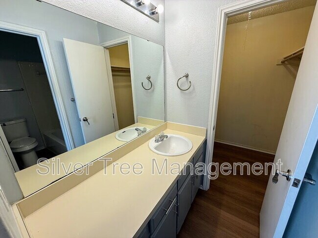 Building Photo - 6847 S Creek Dr