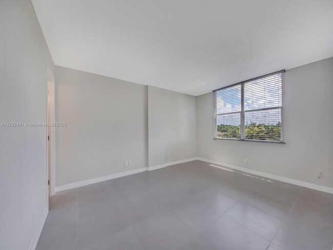 Building Photo - 108 Royal Pk Dr