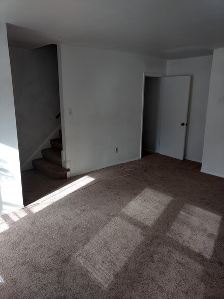 Familyroom - 828 Maury Ave