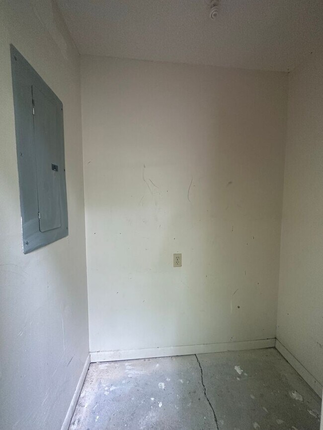 Building Photo - 216 Candlebrook Dr