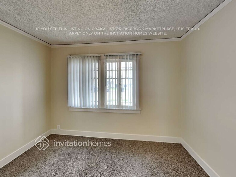 Building Photo - 2048 W 65th Pl