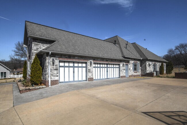 Building Photo - 21685 Merion Ct