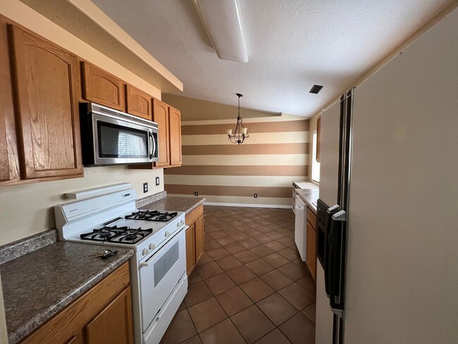 Building Photo - **Move-In Discount!** 3 Bedroom 2 bath with Garage