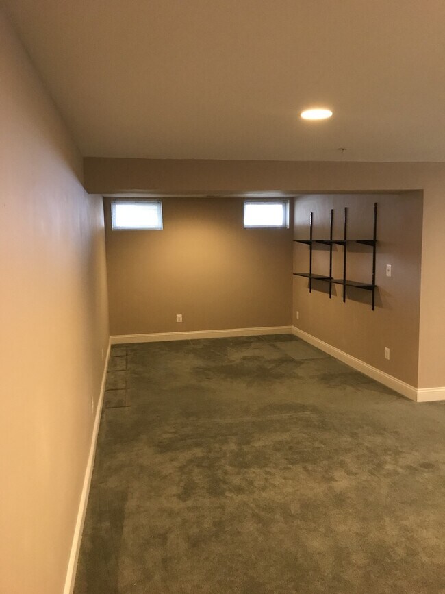 Building Photo - *Coming Soon!*  Large end unit town home i...