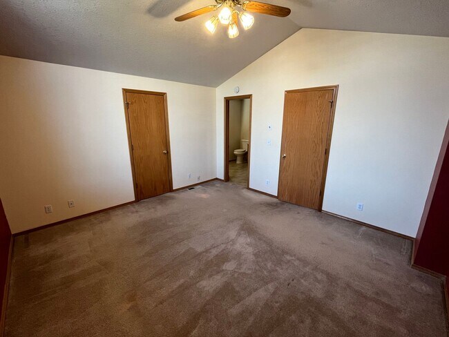Building Photo - Large 3 Bed/2.5 Bath Located in Providence Neighborhood