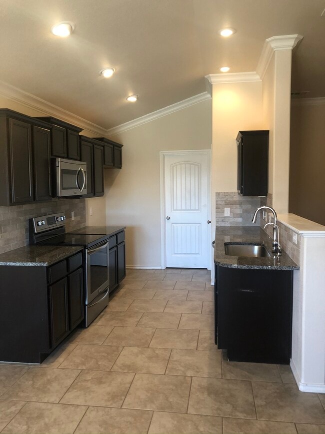 Building Photo - 1026 E 93rd St