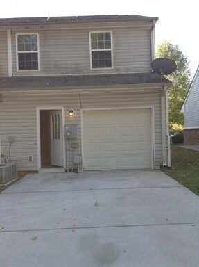 Building Photo - Available Now! 3 bed, 3 bath!