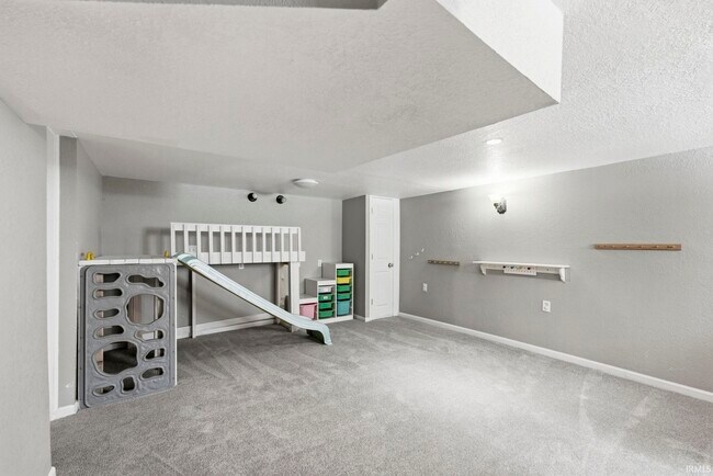Building Photo - 527 W Oakdale Dr
