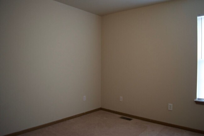 Building Photo - Nice 4 Bed 3 Bath Duplex!
