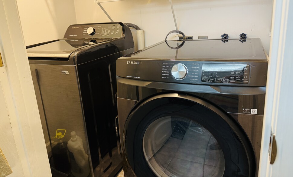 Brand new Washer and dryer in unit - 1004 King Dr