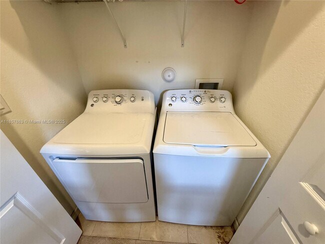 Building Photo - 698 SE 34th Terrace