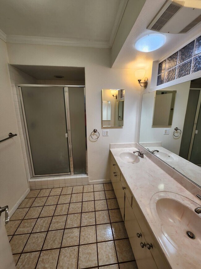 Building Photo - 4 Bedroom Single Story House in University City
