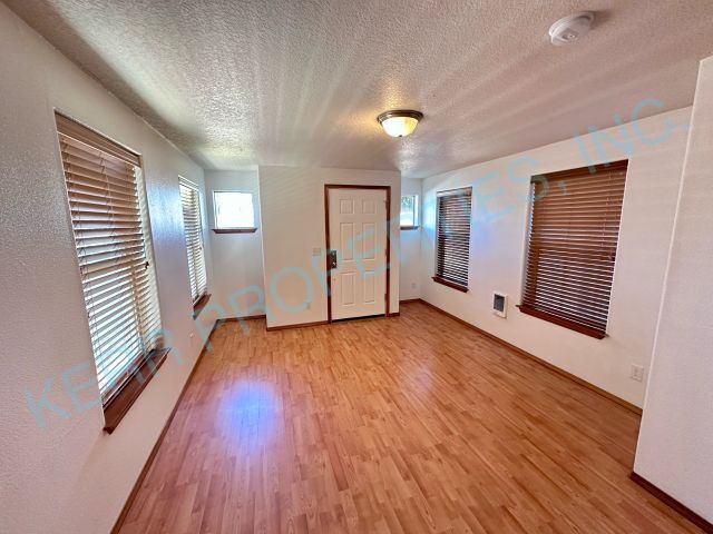 Building Photo - Spacious 3-Bed Oasis with 1.5 Baths in Portland – Your Next Home Awaits!