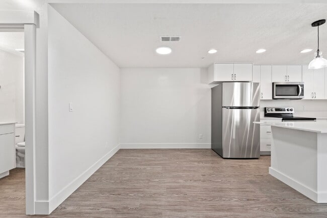 Building Photo - "Discover Comfort & Style: Spacious 3-Bed,...