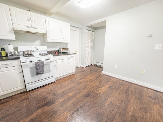 Building Photo - 123 Willow St