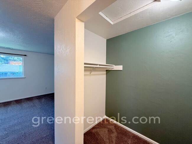 Building Photo - 3BD/1.5BA in Desired West Olympia Location