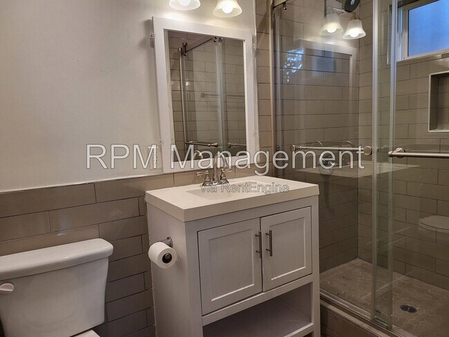 Building Photo - 831 1/3 N Formosa Ave
