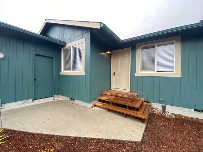 Building Photo - 3 Bedroom House For Rent In Hood River