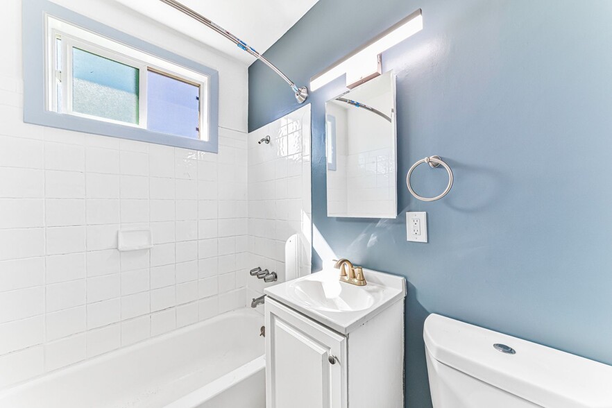 Building Photo - 210 E 29th St