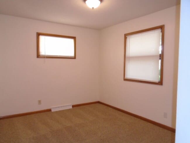 Building Photo - 1857 College Heights Rd