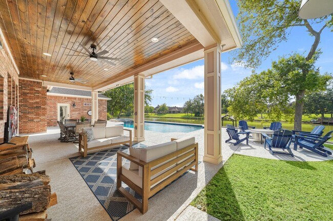 Building Photo - 4703 Oxbow Cir W