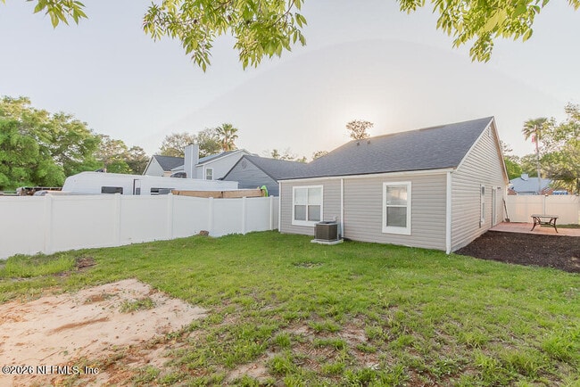 Building Photo - 563 Staffordshire Dr E