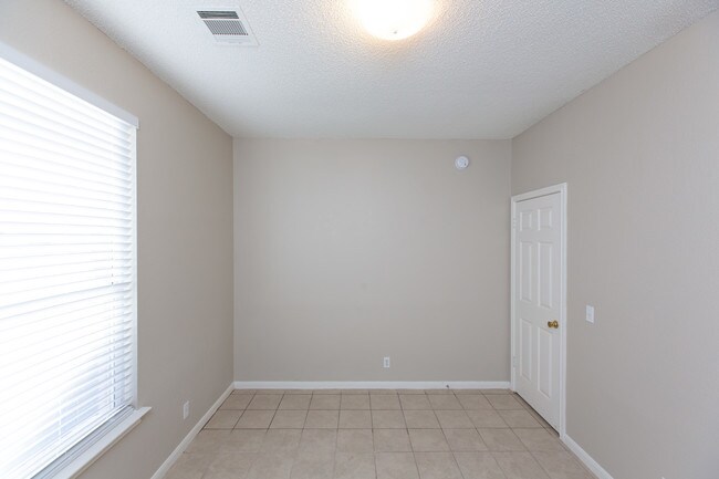 Building Photo - 1628 War Horse Ln