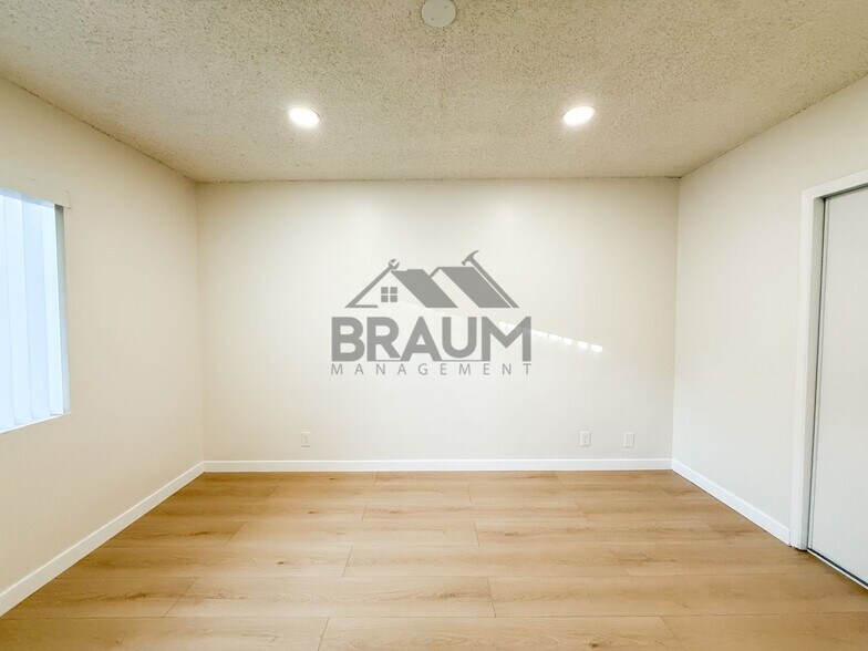 Building Photo - 13115 Oxnard St