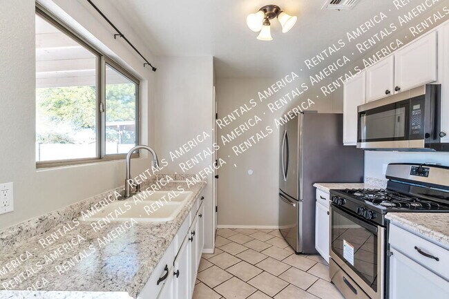 Building Photo - 6244 S Sarah Elizabeth Dr