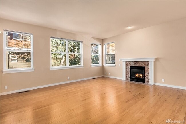 Building Photo - 920 17th Ave