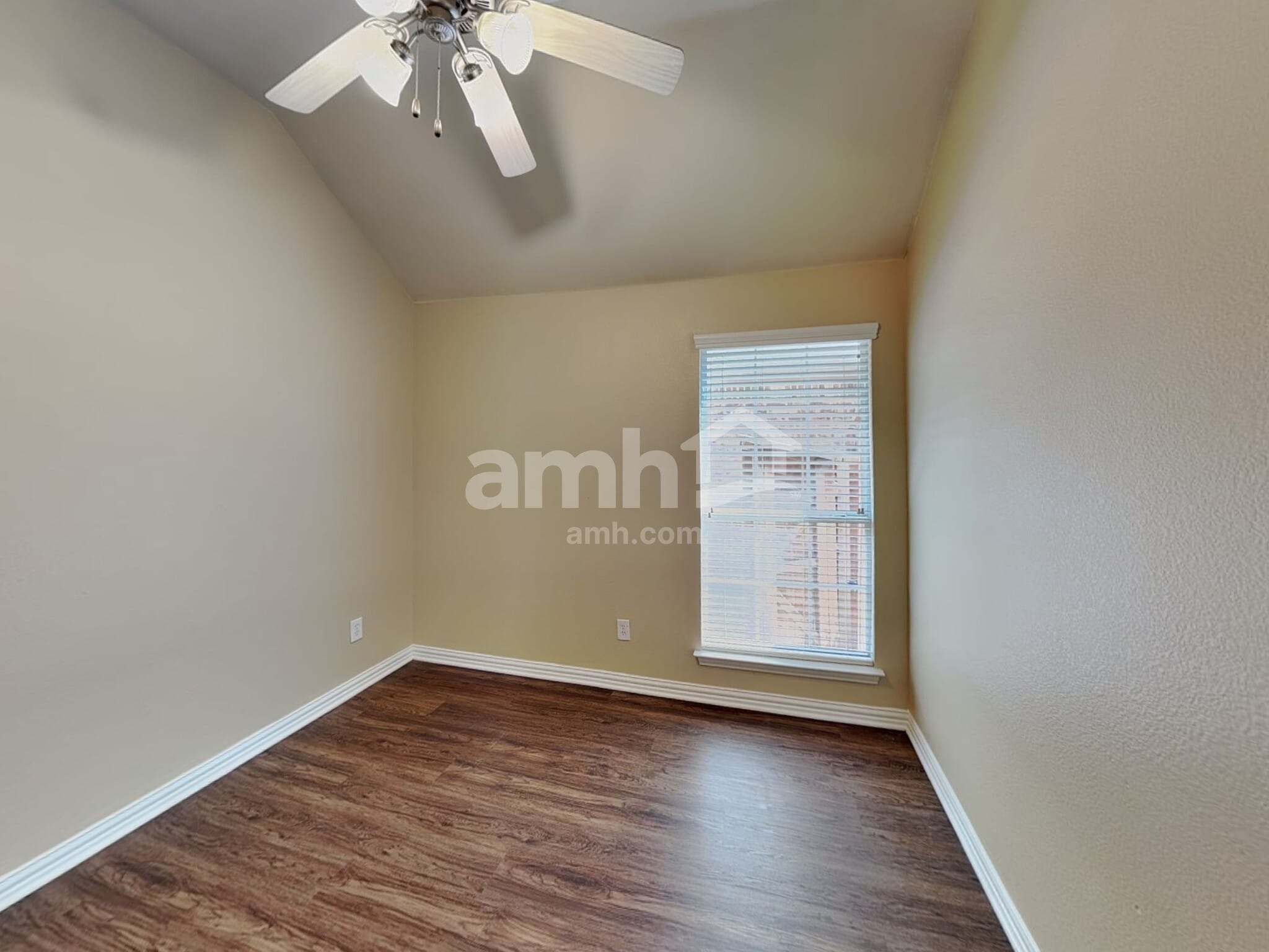 Building Photo - 1310 Golf Club Dr