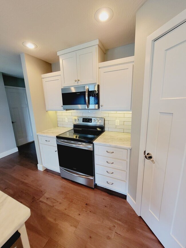 Building Photo - Luxuary in River Pointe Subdivision - Ozark!