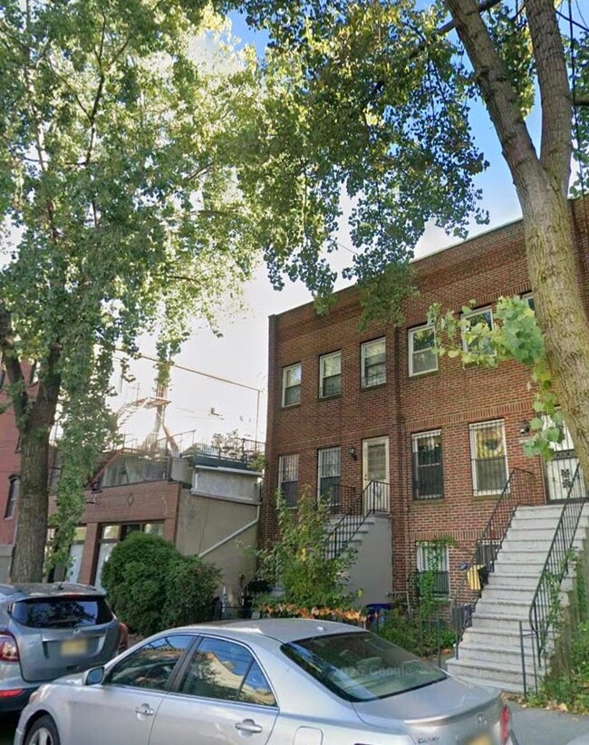 Building Photo - 201 York St