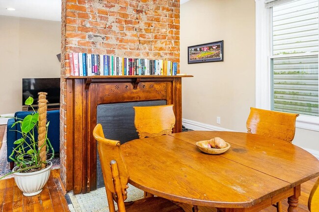 Building Photo - Stylish 3-Bedroom Apartment in Walnut Hill...