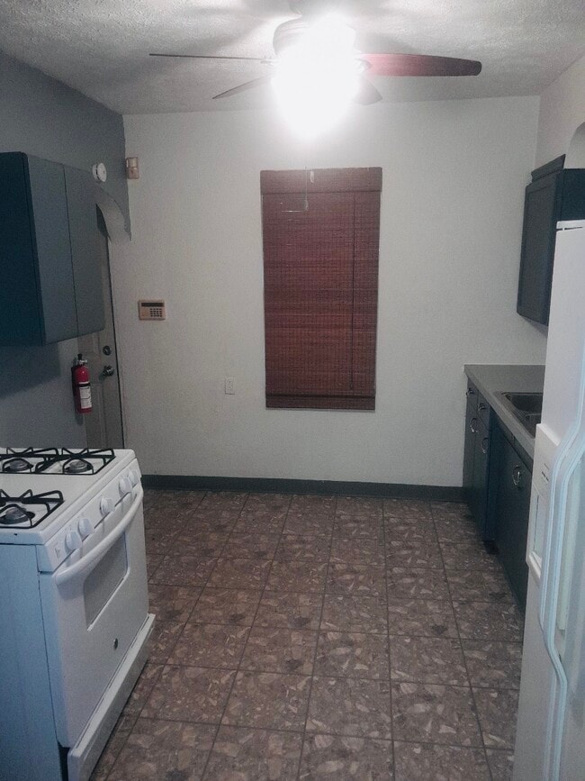 Building Photo - 919 School St