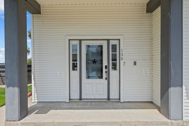 Building Photo - Waterfront Living at Its Best – For Rent on Tiki Island