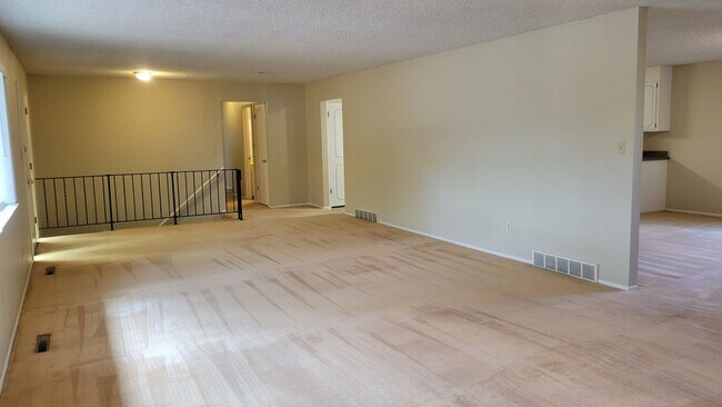 Building Photo - 4 Bed 2.5 Bath with A/C - Available Now!