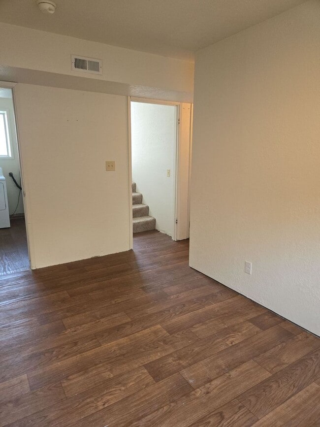 Building Photo - PRELEASING NOW: Large 6 bed/2 bath home!