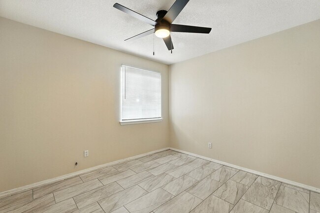Building Photo - For Rent | 3 Bed / 2 Bath | 2 Car Garage |...