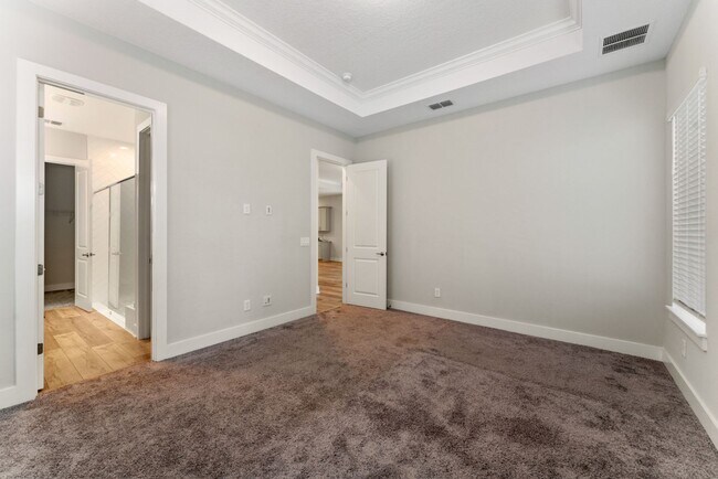 Building Photo - Nice 3/2.5 Bath Home with Bonus Room and 2...