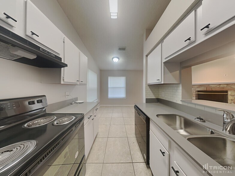 Building Photo - 8163 Teaticket Dr