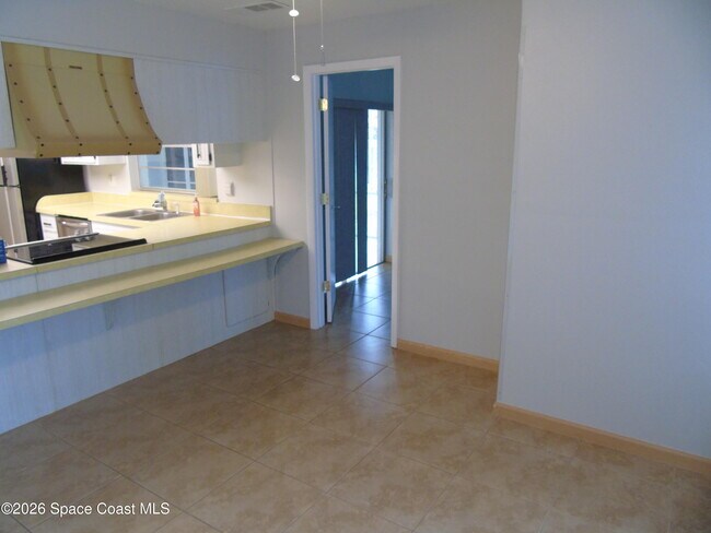 Building Photo - 450 Roosevelt Ave