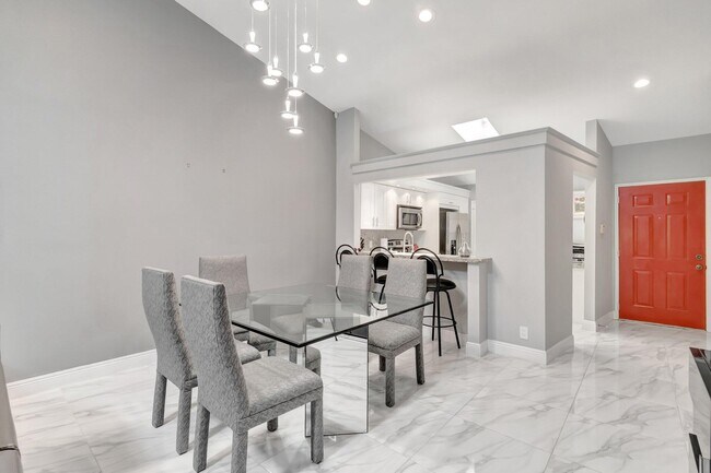 Building Photo - 10927 Dolphin Palm Ct