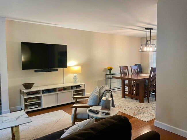 Building Photo - Lovely Kirkland House Ready for Someone to make it a HOME