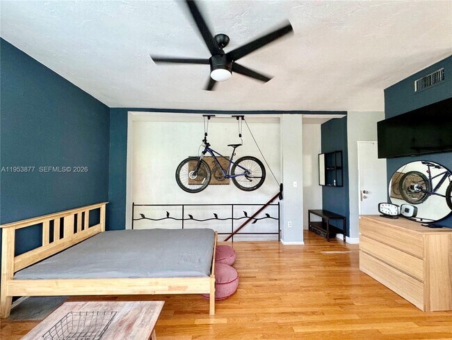 Building Photo - 8620 Byron Ave