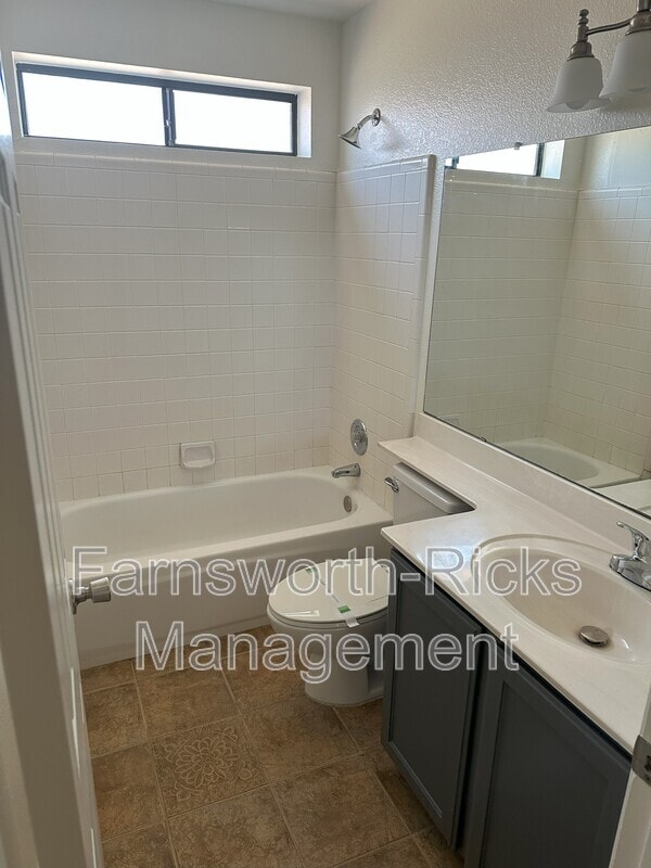 Building Photo - 5406 E Emerald Ave