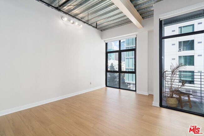 Building Photo - 330 W 11th St