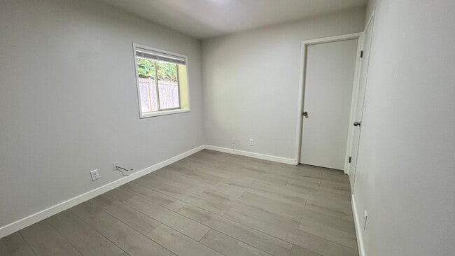 Building Photo - Newly Remodeled and Spacious 3 bedroom 1 b...